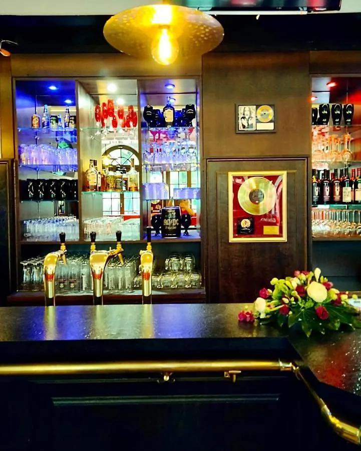 Mustang Inn Am Grossen Garten ドレスデン ホテル